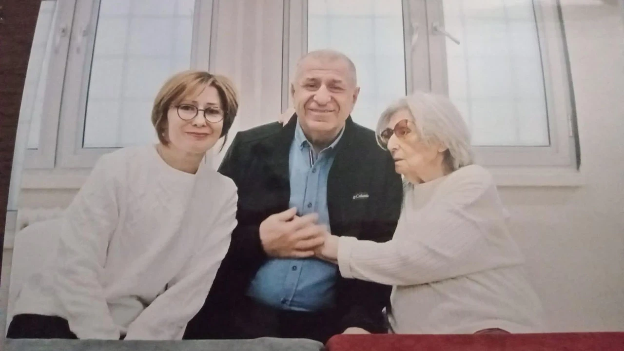 Annesi ve kız kardeşiyle